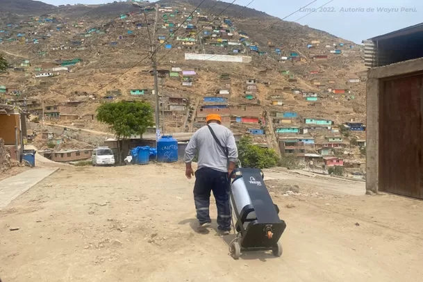 Peruanas crean ducha portátil que no necesita tuberías ni electricidad. Foto: Wayru Perú