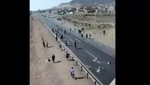 Caos en la Panamericana Sur: pescadores artesanales bloquean la vía en Pucusana contra la veda de la pota. Queman llantas, colocan piedras y el tránsito está paralizado. Video: Canal N