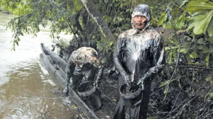 Nativos que limpiaban derrame de petróleo retienen a empleados de PetroPerú. Foto: El Comercio. Nativos que limpiaban derrame de petróleo retienen a empleados de PetroPerú. Foto: El Comercio.
