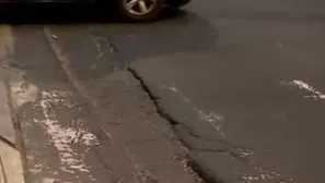 Rajaduras, hundimiento de capa asfáltica y baches se presentan entre las cuadras 11 y 12 de la avenida Arequipa / Captura: Canal N