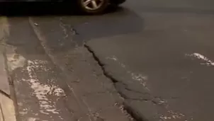 Rajaduras, hundimiento de capa asfáltica y baches se presentan entre las cuadras 11 y 12 de la avenida Arequipa / Captura: Canal N