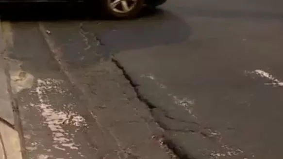 Rajaduras, hundimiento de capa asfáltica y baches se presentan entre las cuadras 11 y 12 de la avenida Arequipa / Captura: Canal N