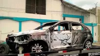 Auto incendiado en Piura. Foto: eltiempo.pe