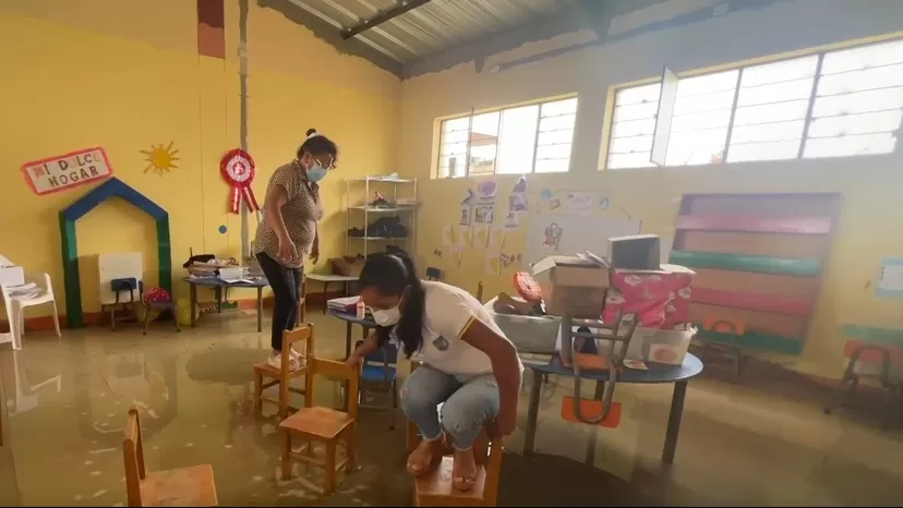 Piura: Suspenden clases en colegio tras colapso de desagüe 