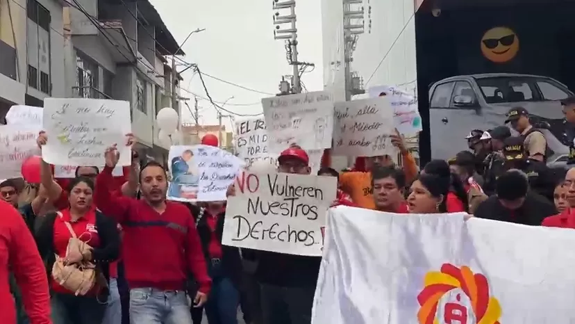 Piura: Manifestación de trabajadores de excaja Sullana