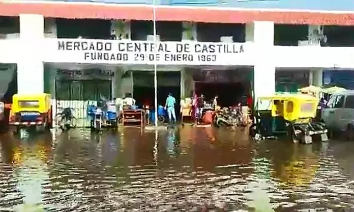 Piura Crecida De Río Inundó Mercado De Castilla