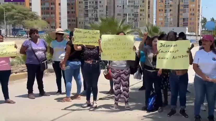Piura: Padres protestan por presencia de aguas residuales que afecta a colegio de educación especial