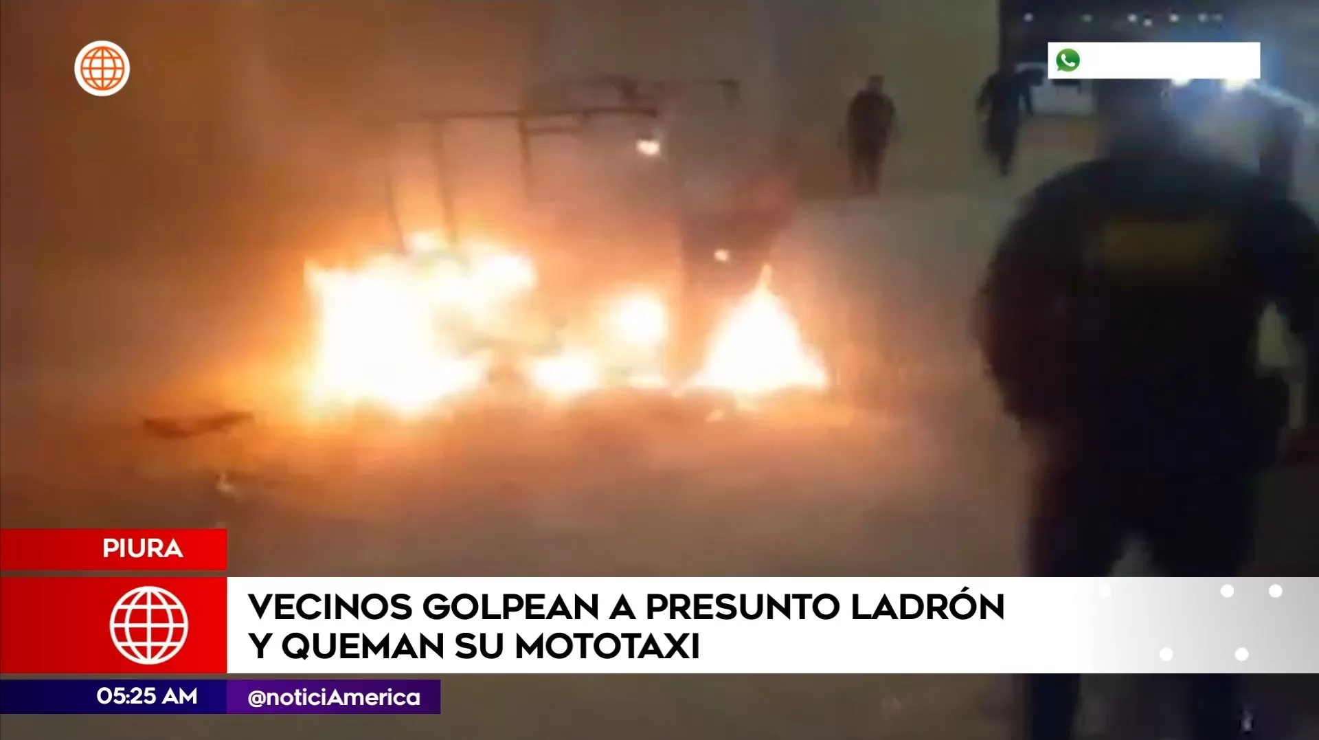 Vecinos golpean a presunto ladrón y queman su mototaxi en Piura. Foto: América Noticias