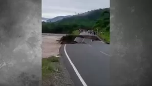 Capa asfáltica de la vía quedó destruida por la fuerza del río Serrán / Fuente: Canal N