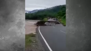 Capa asfáltica de la vía quedó destruida por la fuerza del río Serrán / Fuente: Canal N