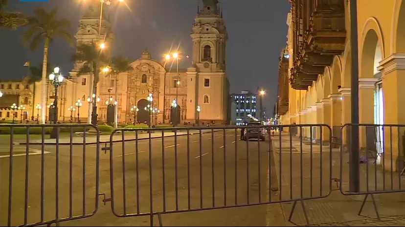 Plaza de Armas del Centro Histórico de Lima luce con rejas