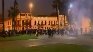 Policías retiraron a maestros en huelga.