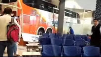 Bus ingresó a sala de espera de terminal. Foto: captura de video Canal N.