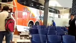 Bus ingresó a sala de espera de terminal. Foto: captura de video Canal N.