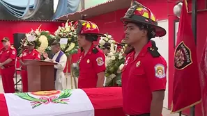 Policía y bomberos despiden a Patrick Ospina. Video: Canal N