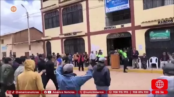 Pobladores intentan linchar a alcalde por alquiler de volquete en Huánuco. Foto: América Noticias Pobladores intentan linchar a alcalde por alquiler de volquete en Huánuco. Foto: América Noticias