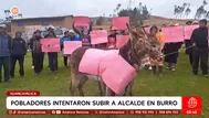 Pobladores intentaron subir a un burro a alcalde en Huancavelica
