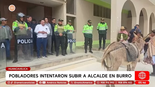 Pobladores intentaron subir a un burro a alcalde en Huancavelica. Foto: América Noticias