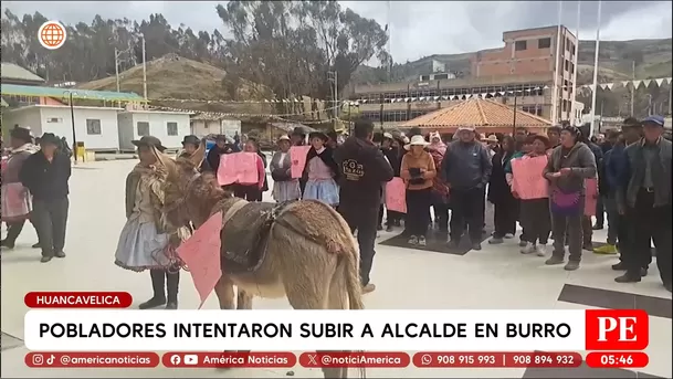 Pobladores intentaron subir a un burro a alcalde en Huancavelica. Foto: América Noticias