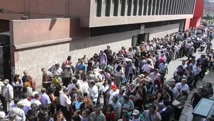 Colas en los exteriores en la sede de la av. Abancay / Foto: La República