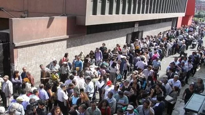 Colas en los exteriores en la sede de la av. Abancay / Foto: La República Colas en los exteriores en la sede de la av. Abancay / Foto: La República