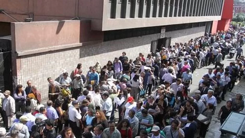 Colas en los exteriores en la sede de la av. Abancay / Foto: La República