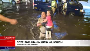 Policía ayudó a peatones durante aniego. América Noticias