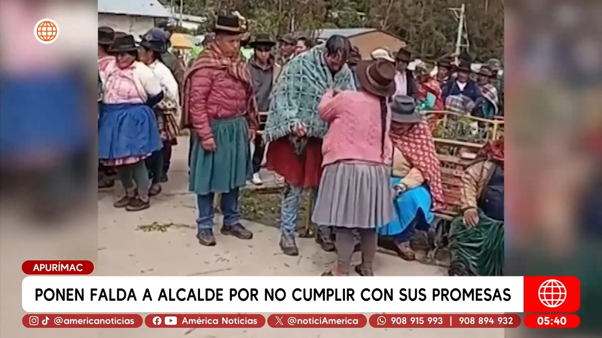 Ponen falda a alcalde por no cumplir con sus promesas en Apurímac. Foto: América Noticias Ponen falda a alcalde por no cumplir con sus promesas en Apurímac. Foto: América Noticias