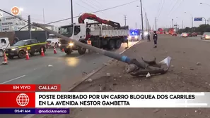 Poste derribado por auto en el Callao. Foto y video: América Noticias