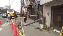 Poste a punto de caer en la avenida Abancay. Foto: América Noticias