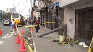 Poste a punto de caer en la avenida Abancay. Foto: América Noticias