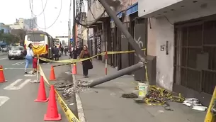 Poste a punto de caer en la avenida Abancay. Foto: América Noticias