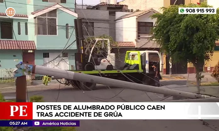 SMP:Postes de alumbrado público caen en accidente de grúa