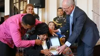 PPK entrega reconocimiento a Lucila Campos. Foto: @ppkamigo