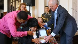 PPK entrega reconocimiento a Lucila Campos. Foto: @ppkamigo