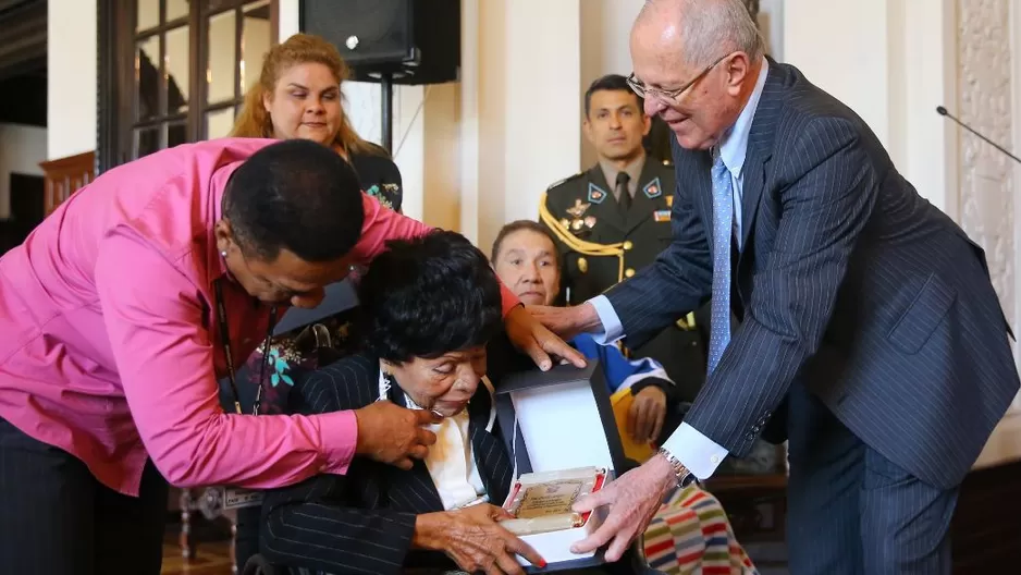 PPK entrega reconocimiento a Lucila Campos. Foto: @ppkamigo