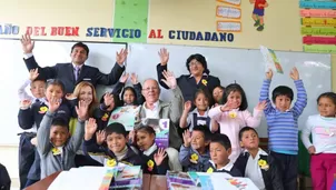 Pedro Pablo Kuczynski (PPK) con alumnos de Huancayo. Foto: Agencia Andina/Video: América Noticias