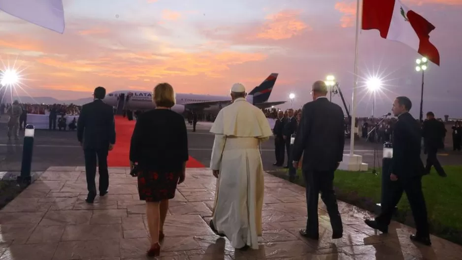 Papa Francisco con el presidente PPK y la primera dama, Nancy Lange. Foto: Agencia Andina