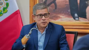 El presidente del Consejo de Ministros, Luis Galarreta, expresó su conformidad con la aprobación del texto sustitutorio en la Comisión de Constitución, el cual faculta al Poder Ejecutivo a legislar exclusivamente en seguridad ciudadana y acciones ante el Fenómeno El Niño. El titular de la PCM resaltó el esfuerzo de los grupos políticos en la Cámara de Diputados para viabilizar el dictamen. Foto: PCM. Video: Canal N