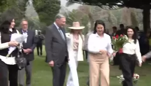 La presidenta Keiko Fujimori y el exmandatario ecuatoriano Jamil Mahuad visitaron la tumba de Alberto Fujimori en Huachipa. Mahuad asistió a la juramentación presidencial y ambos recordaron el histórico acuerdo de paz firmado en 1998. Video: Canal N