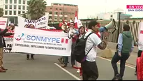 Un grupo de alrededor de 500 micro y medianos empresarios se congregaron esta mañana frente al Ministerio de la Producción. / Video: Canal N