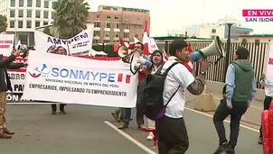 Un grupo de alrededor de 500 micro y medianos empresarios se congregaron esta mañana frente al Ministerio de la Producción. / Video: Canal N