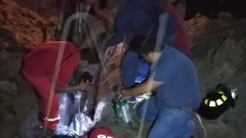 Pucallpa: Bomberos rescataron a trabajadores atrapados en una zanja