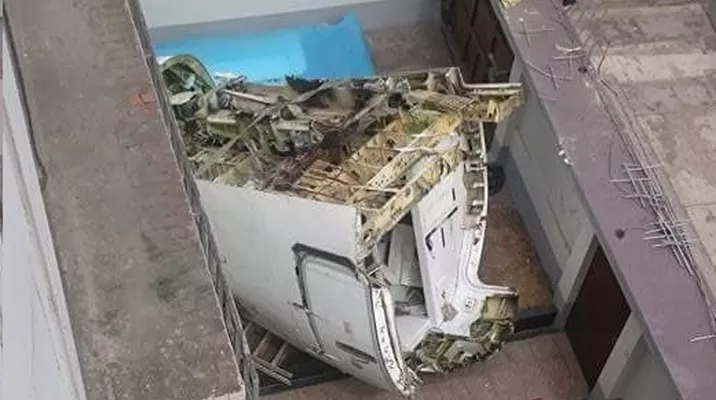 Cabina de avión cayó en patio de casa. Foto: Twitter/Patricia Lúcar Cabina de avión cayó en patio de casa. Foto: Twitter/Patricia Lúcar