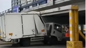 El suceso solo dejó daños materiales; sin embargo, la vía quedó suspendida por lo que se harán desviados. / Video: Canal N