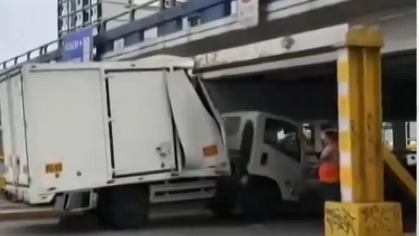 Pueblo Libre: Camión quedó atascado en puente de la avenida Brasil