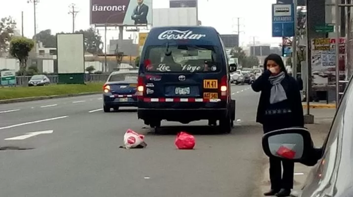 Vehículo tiene las luces prendidas, pero no cuenta con triángulos de seguridad. Foto: @supermcalderon Vehículo tiene las luces prendidas, pero no cuenta con triángulos de seguridad. Foto: @supermcalderon