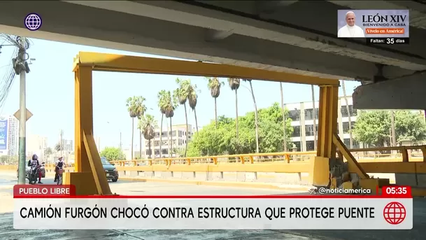 Pueblo Libre: Camión furgón choca contra pórtico metálico en la avenida Brasil. Foto: América Noticias
