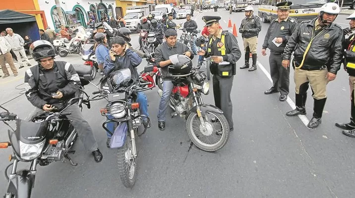Los motociclistas no podrán circular con otra persona a bordo. Foto: Referencial/Ojo Los motociclistas no podrán circular con otra persona a bordo. Foto: Referencial/Ojo