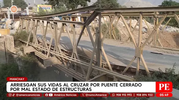 Arriesgan sus vidas al cruzar por puente cerrado por mal estado de estructuras en Manchay. Foto: América Noticias